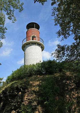 Ausflugsziel Hoher Stein in Dresden-Plauen mit Aussichtsturm auf einem Berghang rechts der Weißeritz im Plauenschen Grund.