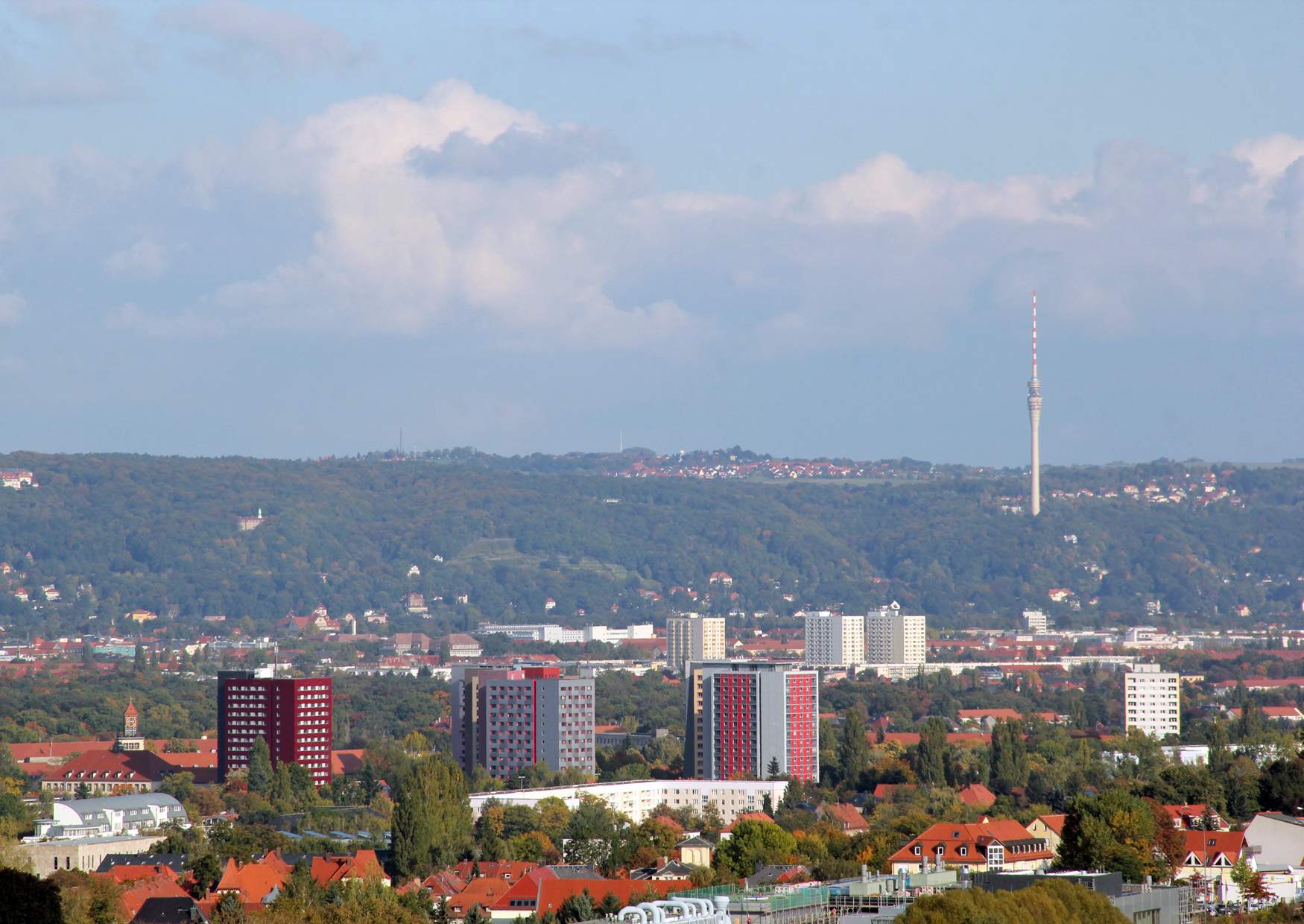 Fichteturm Blick zum Fernsehturm Dresden