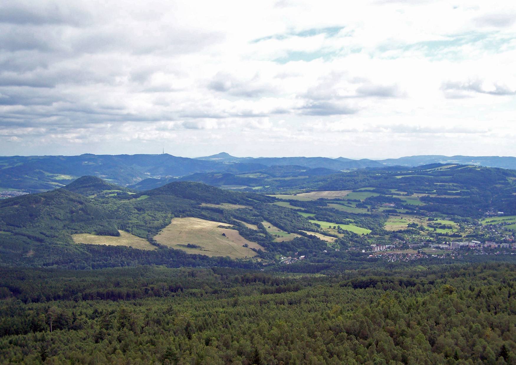 Der Blick vom Aussichtsturm auf dem Hohen Schneeberg zum Zinkenstein und Geltschberg