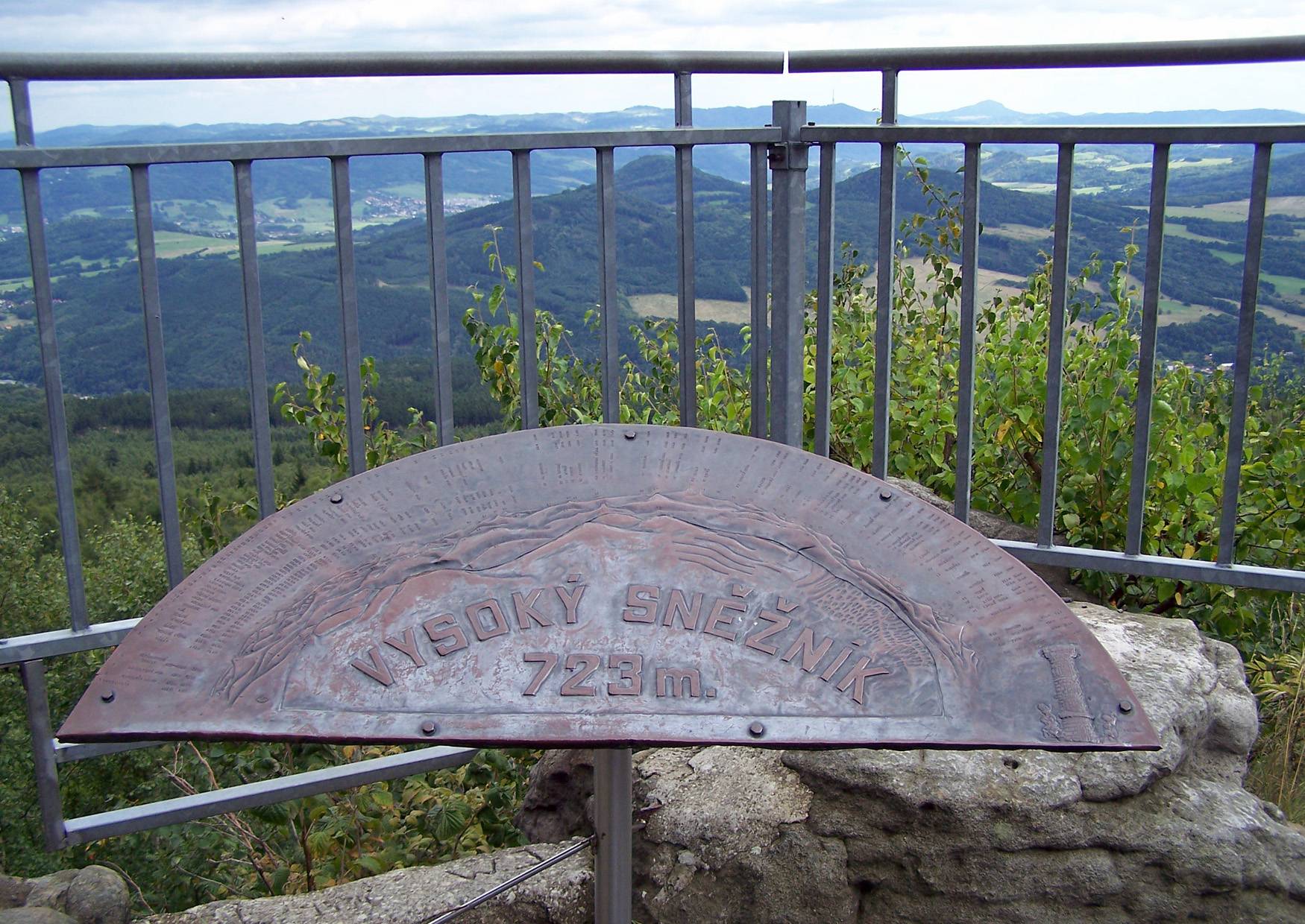 Aussichtpunkt auf dem Hohen Schneeberg Orientierungstafel