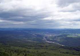 Der Blick vom Aussichtsturm auf dem Hohen Schneeberg nach Decin