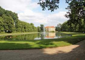 Der Spiegelteich im Barockgarten Zabeltitz vor dem Palais