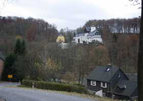 Die Schloss und Burganlage Rauenstein aus Richtung Rauenstein