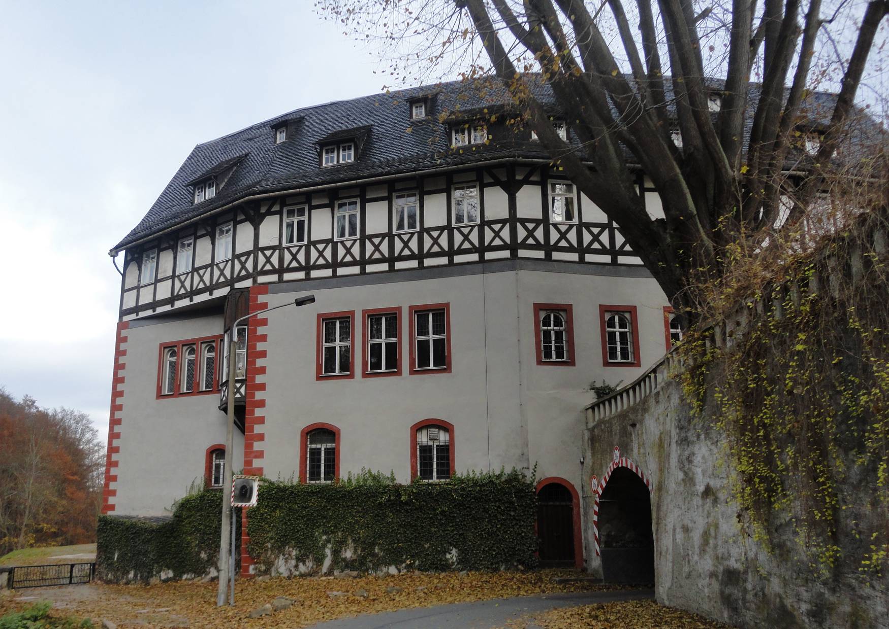 Die Schloss und Burganlage Rauenstein, der Straßentunnel