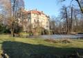 Das Schloss Seifersdorf  mit Teich und Schlosspark