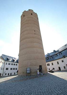 Der Bergfried auf Schloss Wildeck in Zschopau im Erzgebirge in Sachsen