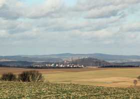 Die Aussicht vom Hohburkersdorfer Rundblick auf die Burg Stolpen.