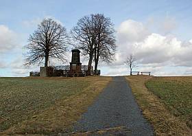 Ein beliebter Aussichtspunkt, in der Nähe von Hohenstein, ist der Hohburkersdorfer Rundblick, auch als Hohburkersdorfer Linde oder Napoleonlinde bekannt. Ein Ausflugsziel für Wanderer, Urlauber und ein schöner Picknick Platz.