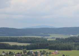 Der Blick vom König-Albert-Turm auf dem Borberg auf den Auersberg