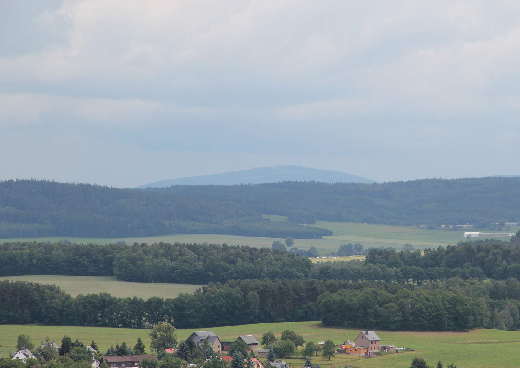 Der Blick vom König-Albert-Turm auf dem Borberg auf den Auersberg