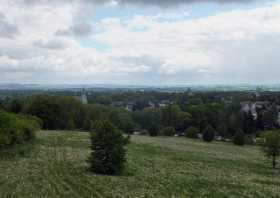 Die Aussichtsplattform Hoppbergblick der Blick nach Chemnitz