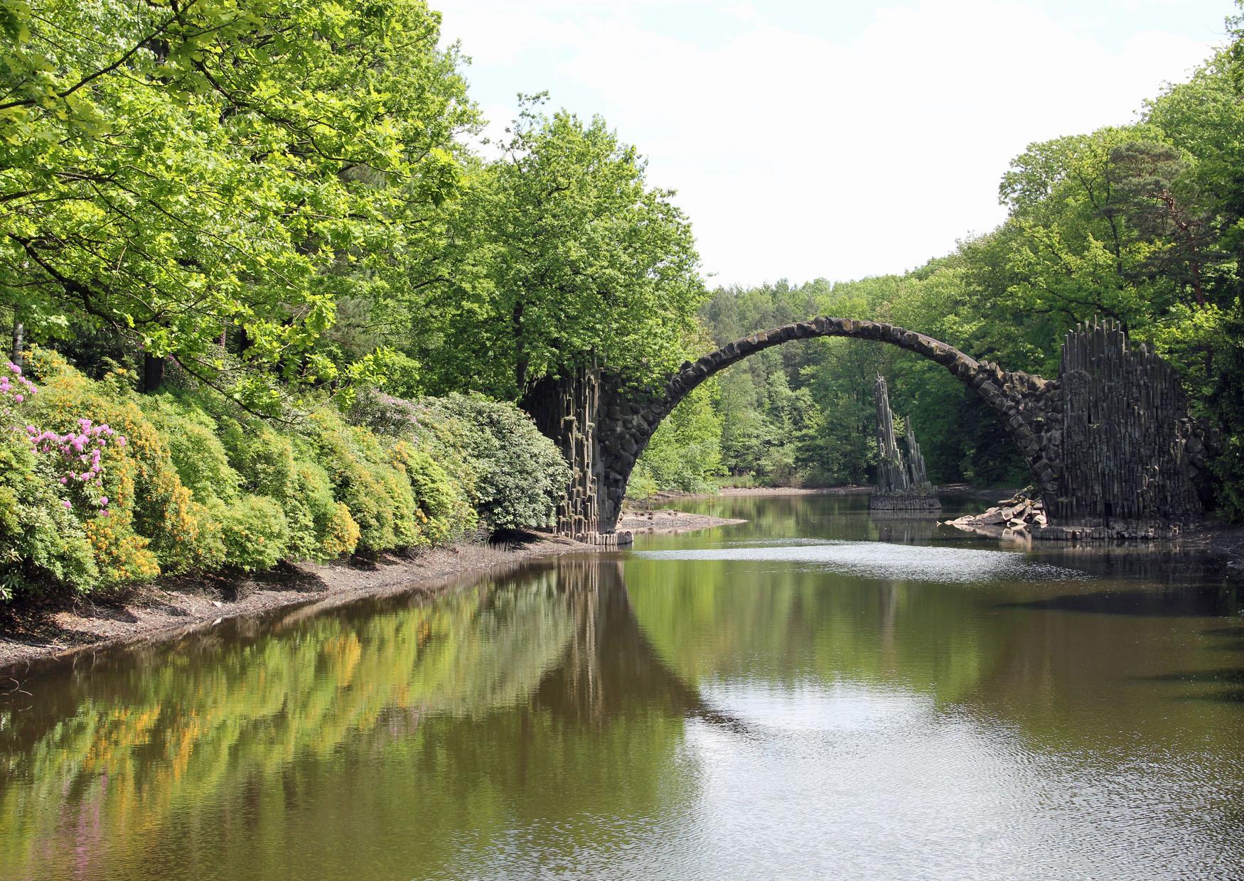 Sehenswürdigkeit Rakotzbrücke im Rhododendronpark Kromlau zur Blütezeit