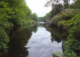 Spaziergang an der malerischen Rakotzbrücke im Kromlauer Park