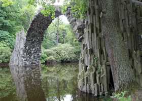 Die Rakotzbrücke im Azaleen- und Rhododendronpark Kromlau