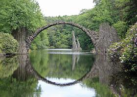 Eine Besonderheit im Kromlauer Park ist die Rakotzbrücke, die Brücke wird im Volksmund auch „Teufelsbrücke“ genannt.
