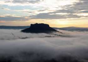 Der Lilienstein steckt den Kopf aus dem Nebel