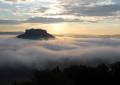 Der Lilienstein mit Nebelkrempe bei Sonnenaufgang
