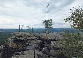 Kleine Wanderung, Spaziergang oder der Aufstieg auf den Gohrisch unterwegs in der Sächsischen Schweiz im Elbsandsteingebirge.