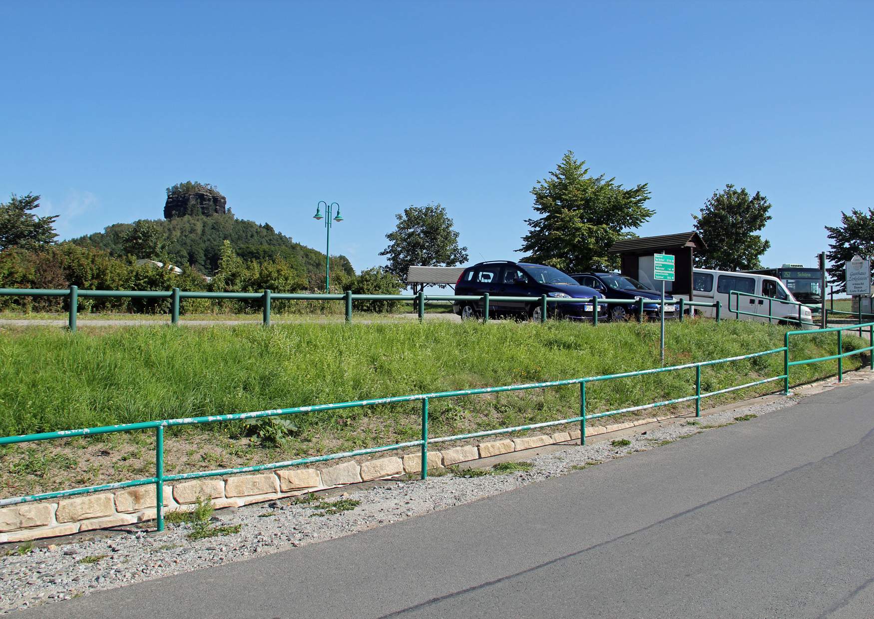 Bild vom Wanderparkplatz in Schöna mit dem Zirkelstein im Hintergrund.