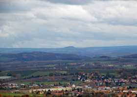 Der Blick vom Aussichtspunkt Rockau zum Geisingberg