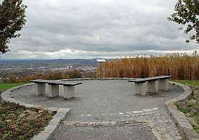 Der Aussichtspunkt auf der Rockauer Höhe ist ein schönes Ausflugsziel in Dresden mit einem herrlichen Blick auf die Stadt und das Elbtal.