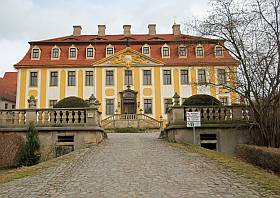Ein beliebtes Ausflugsziel am Sächsischen Weinwanderweg ist Diesbar-Seußlitz mit dem Schloss, dem Barockgarten, dem Gondelteich, seinen Weinbergen und den Wanderwegen im Seußlitzer Grund.