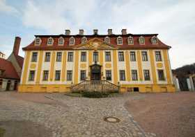 Ausflugsziel Barockschloß Seußlitz mit Kirche und Schloßpark