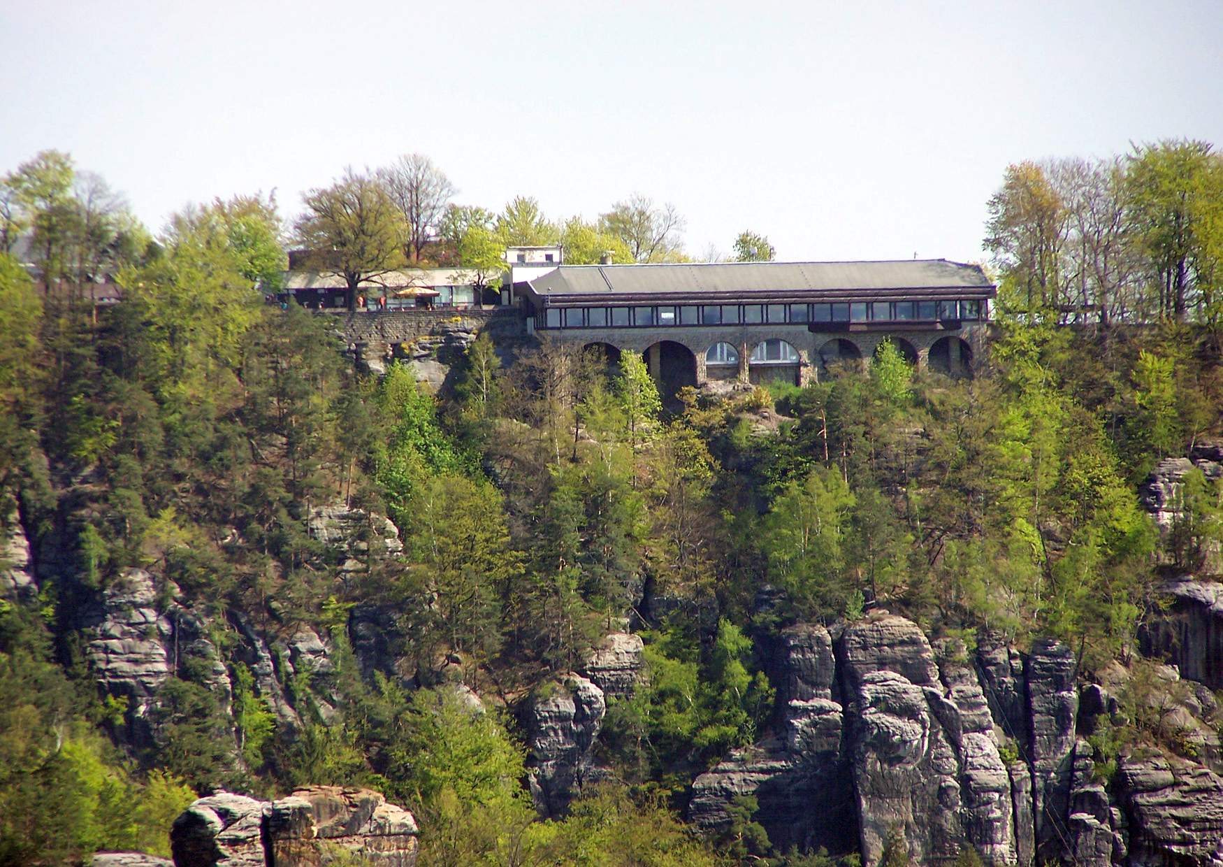 Das Panoramarestaurant Bastei vom Rauenstein aus gesehen