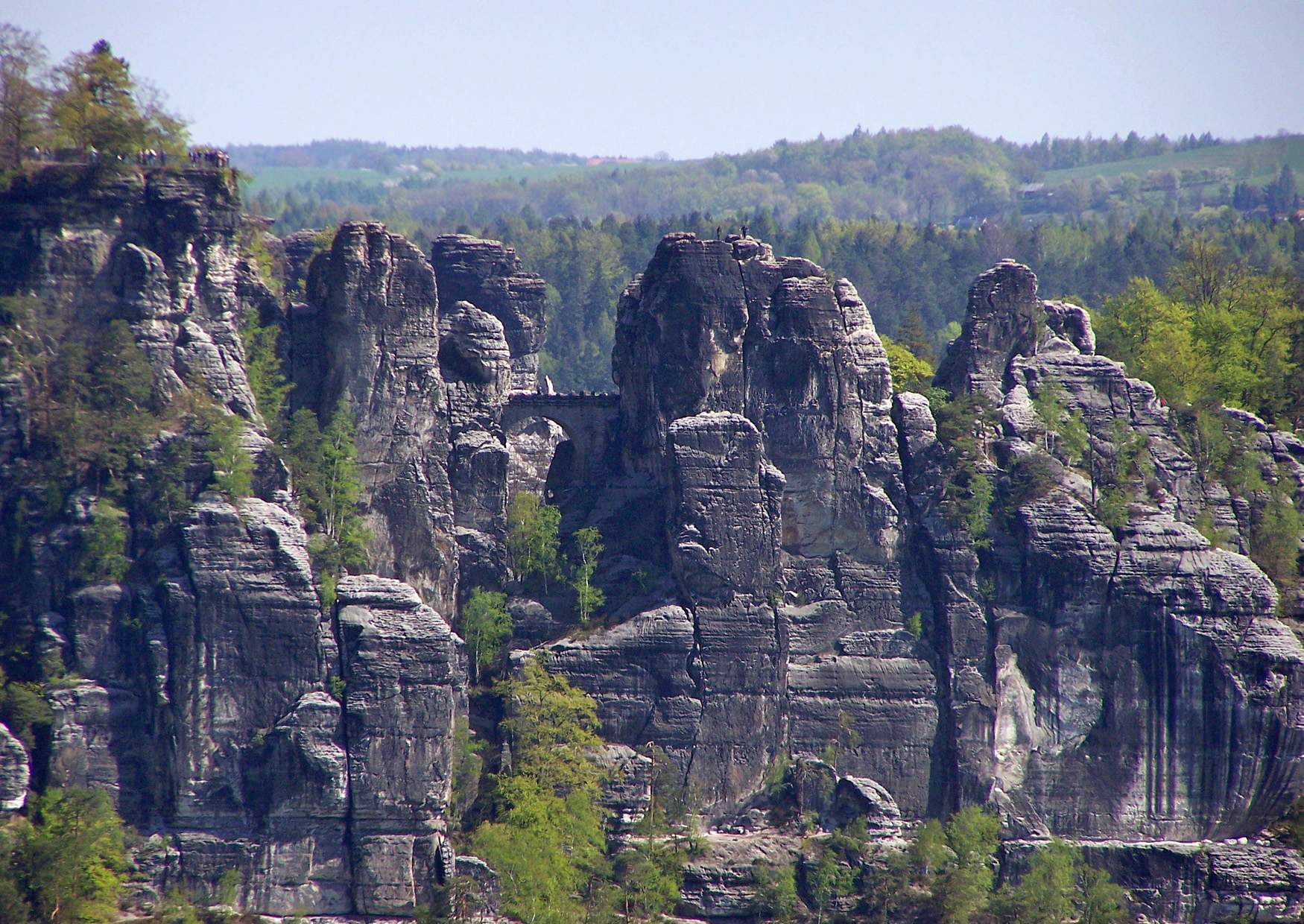 Der Blick auf die Basteibrücke vom Rauenstein aus