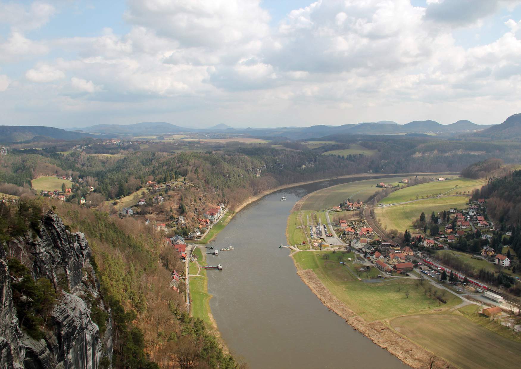 Der Blick von der Basteiaussicht auf das Elbtal bei Rathen