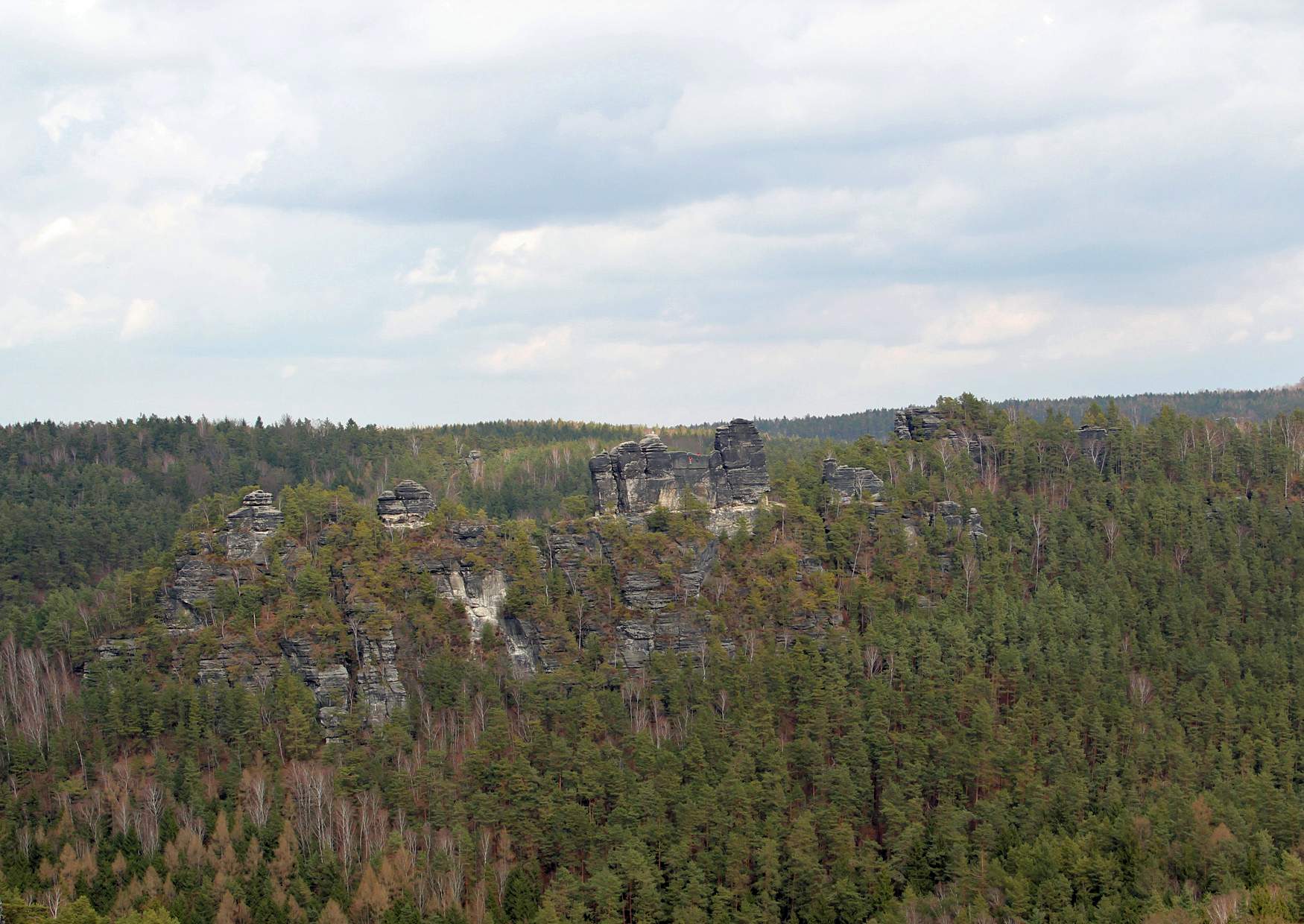 Bastei der Blick auf die Lokomotive ein Felsen in der Sächsischen Schweiz