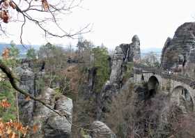 Blick auf die Basteibrücke und die Neurathener Felsenburg
