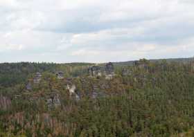 Bastei der Blick auf die Lokomotive ein Felsen in der Sächsischen Schweiz