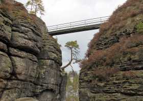 Blick auf die Felsenburg Neuraten