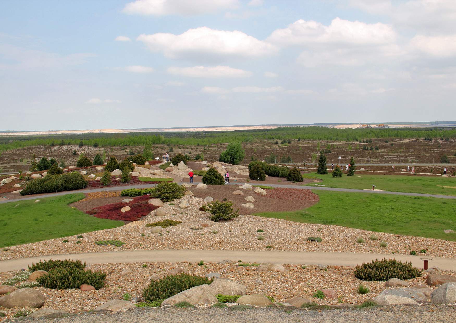 Der Findlingspark Nochten mit dem Tagebau Nochten im Hintergrund