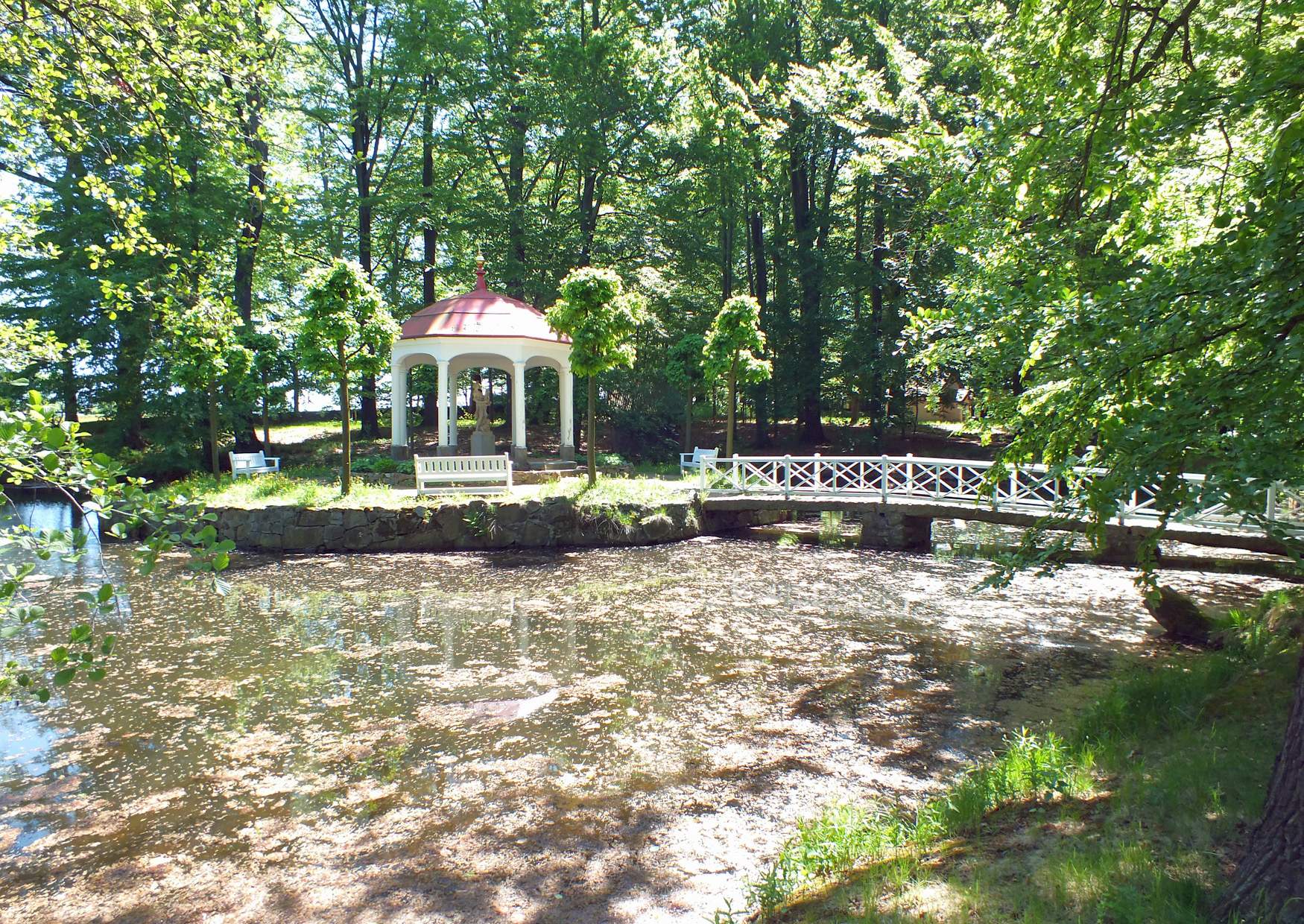 Idyllische Insel im Park Bischheim