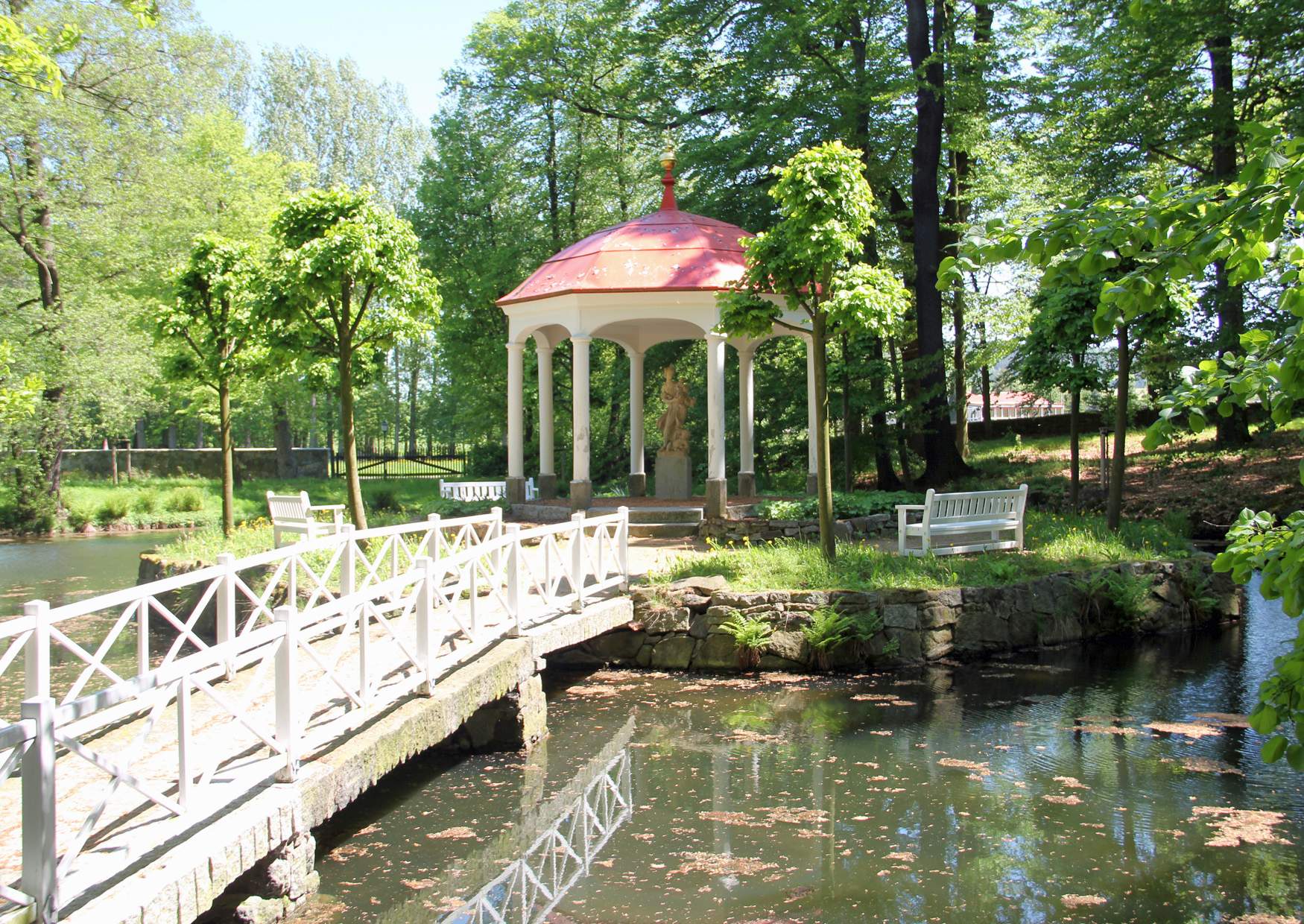Park Bischheim Pavillon mit Flora-Statue