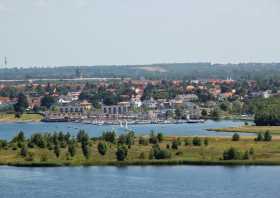 Blick vom Aussichtsturm auf den Hafen Zöbigker