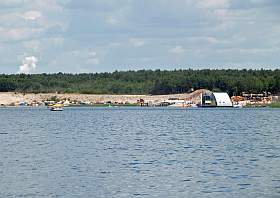 Geierswalder See Badestrand, schwimmende Häuser