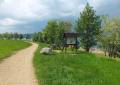 Weg am Berzdorfer See mit Bänken und Infotafeln