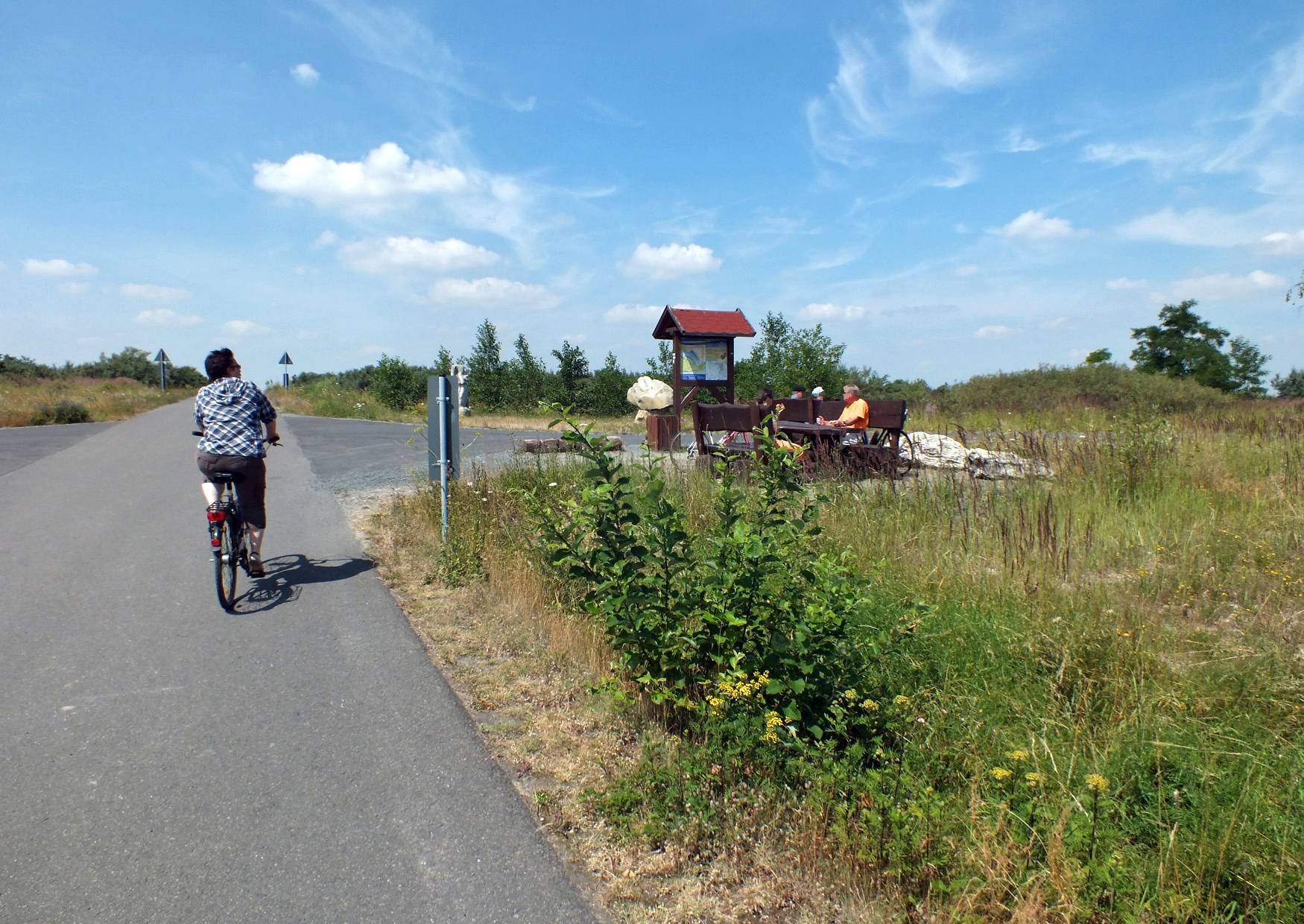 Rastplatz am Radweg um den Markkleeberger See