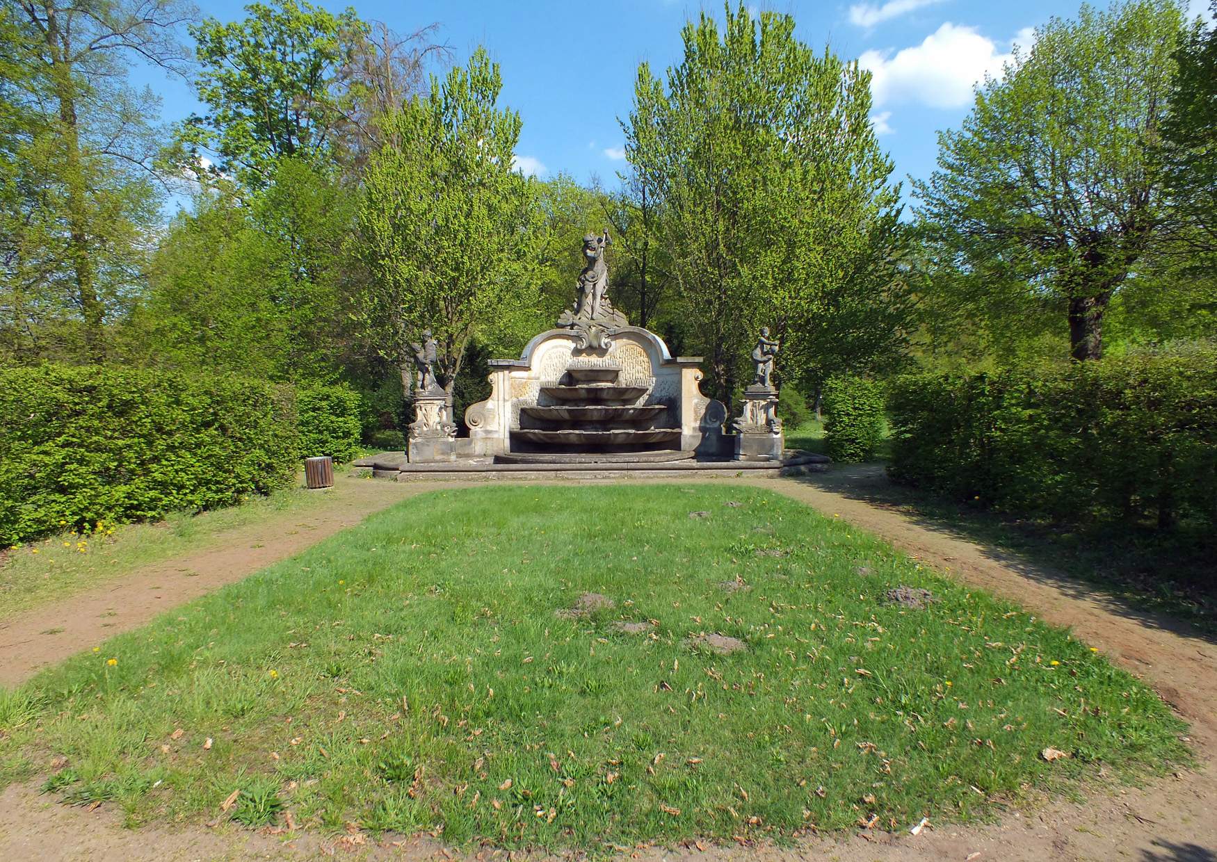 Altdöbern Neptunbrunnen im Schlosspark