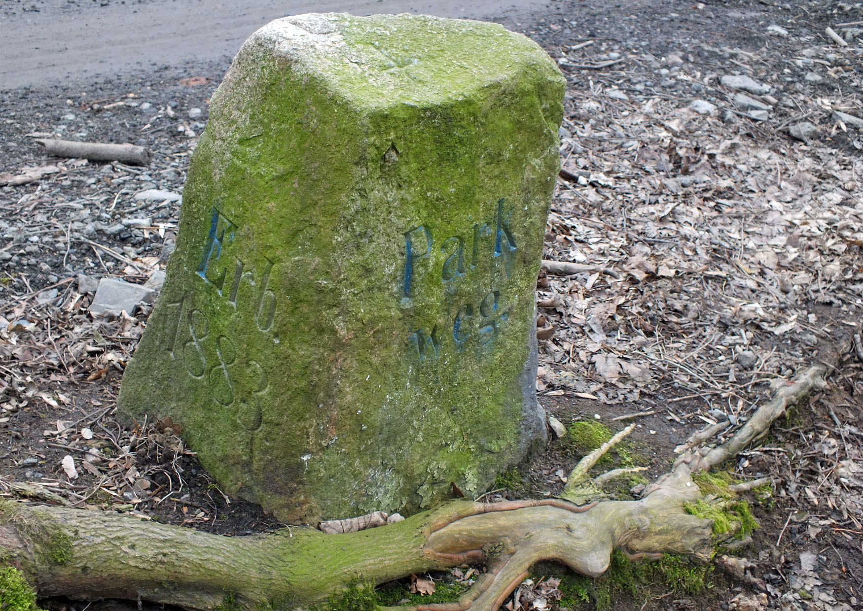 Grenzstein 1883 am Schloßpark Naundorf