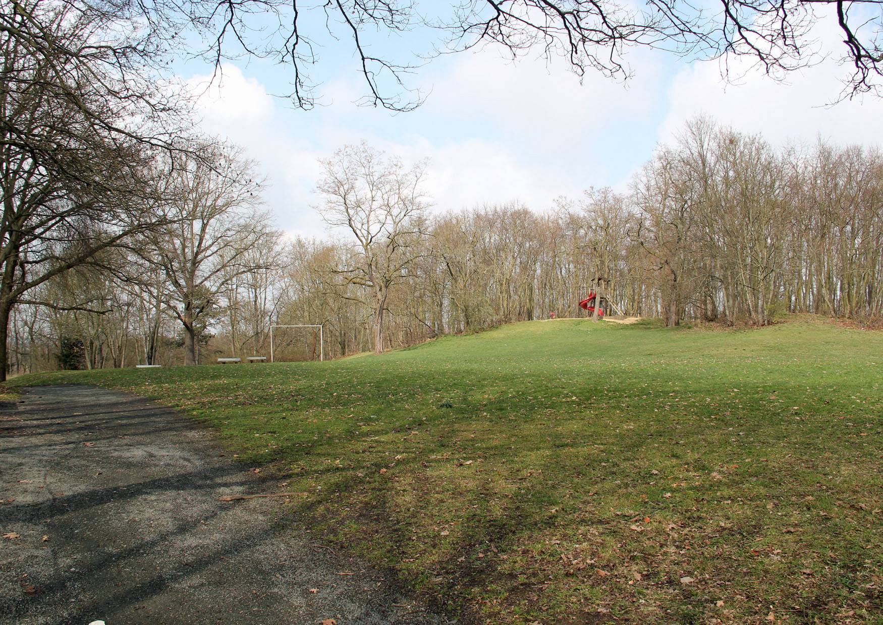 Spielwiese am Fuß des Bärensteinturm