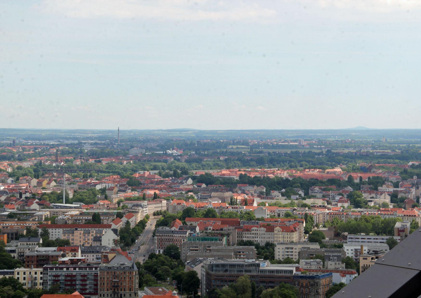 Aussichtsturm Leipzig Blick nach Osten Reichenbacher Berg rechts daneben Collmberg