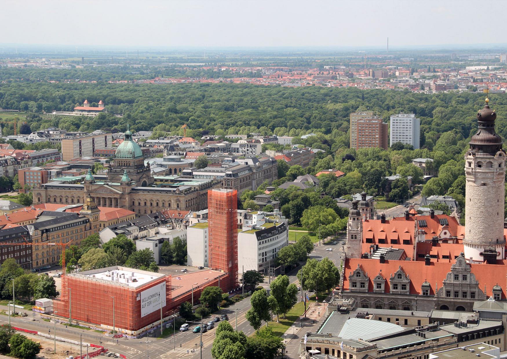 Galopprennbahn Scheibenholz davor Bundesverwaltungsgericht rechts Rathausturm Neues Rathaus