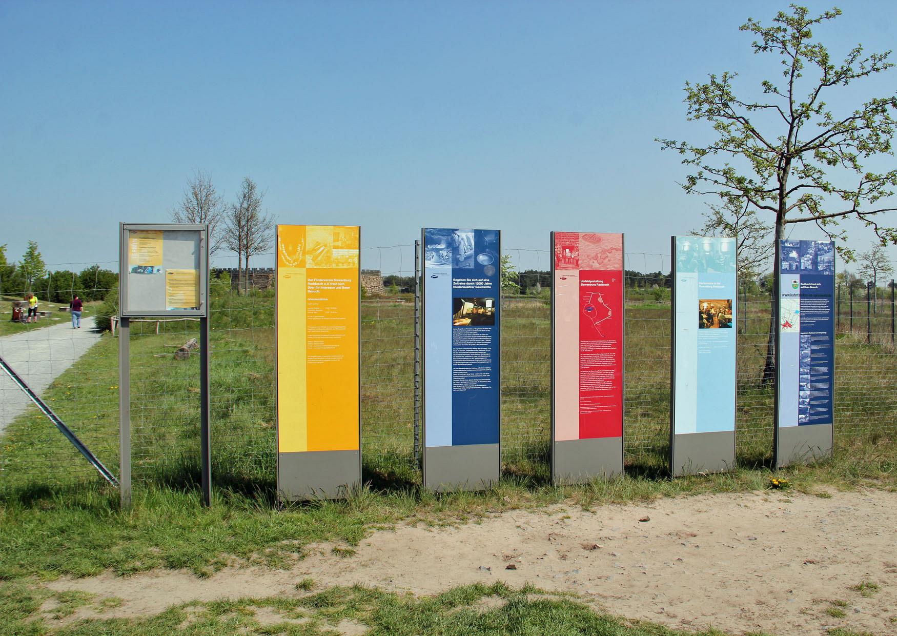 Infotafeln am Parkplatz Slawenburg Raddusch