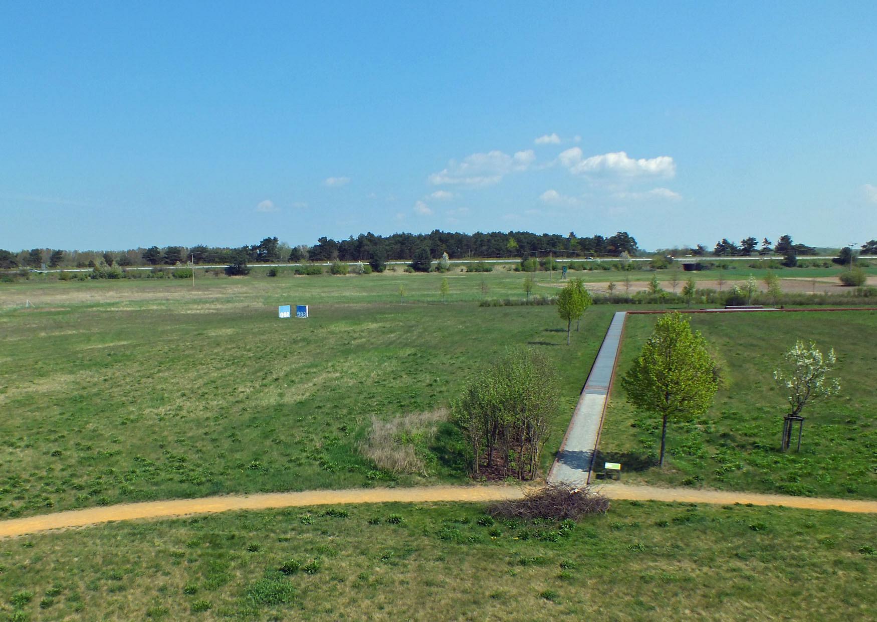 Blick von der Slawenburg auf die Umgebung und den Lehrpfad