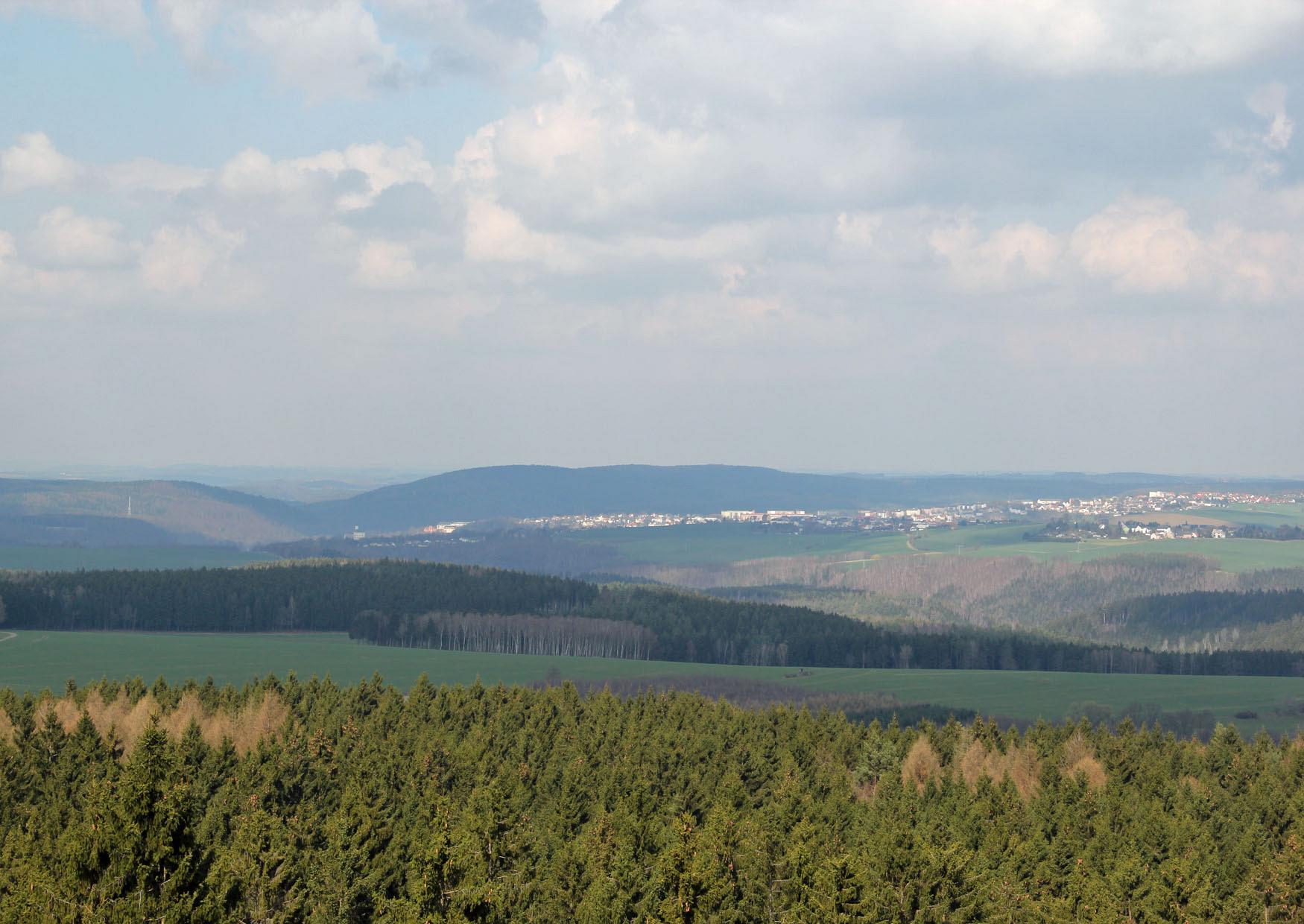 Greiz mit dem Sauberg 443m dahinter