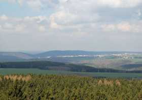 Greiz mit dem Sauberg 443m dahinter